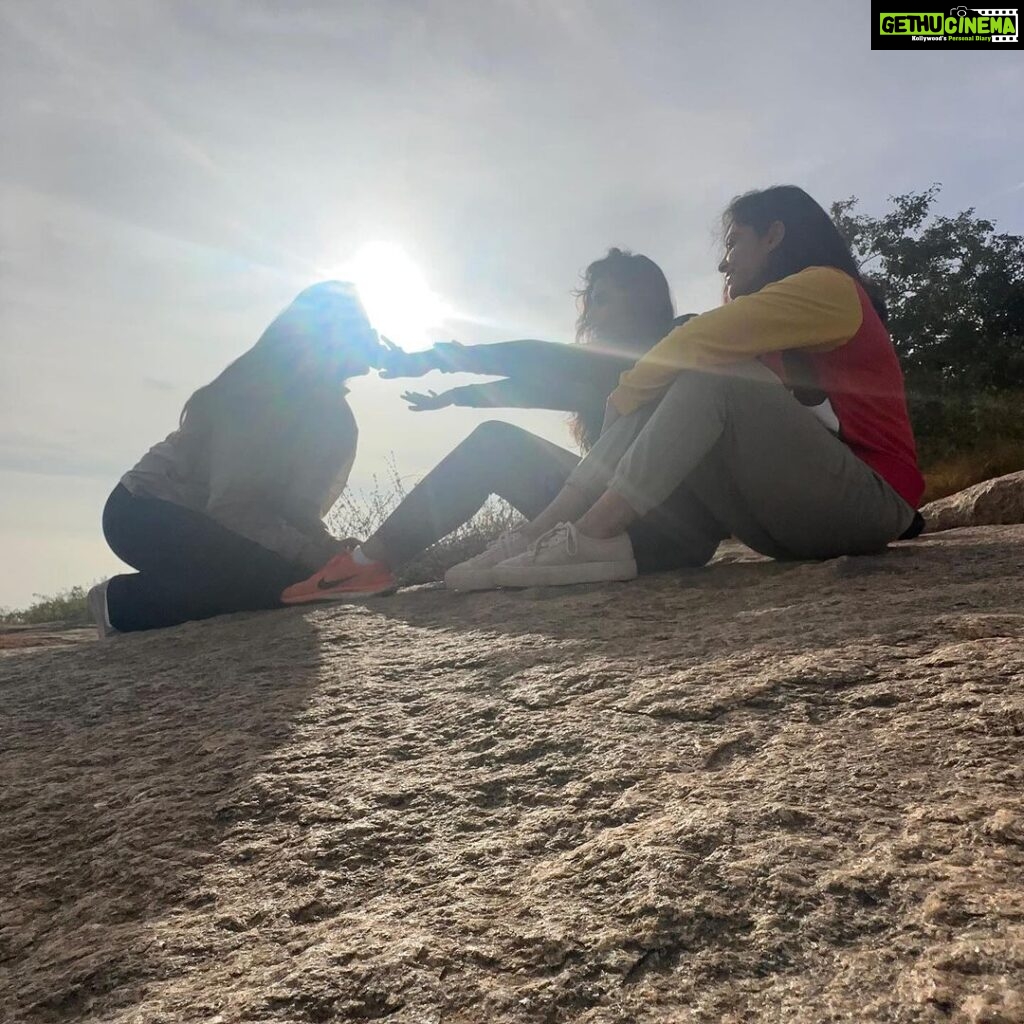 Sonu Gowda Instagram - Skandagiri sunrise trek❤️ The breathtaking views, unforgettable experience.. experience that filled my heart with happiness and gratitude ❤️ lots of love to my dearest @bhavanaa_raao_actor❤️❤️❤️ n to my lil one @neharamakrishna ❤️❤️❤️ for making it so special and beautiful 🤩