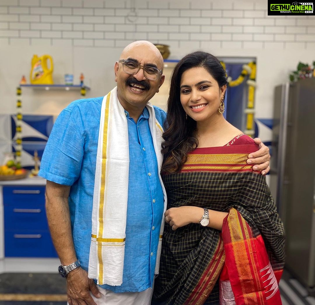 Sonu Gowda Instagram - One of the beautiful show in Kannada.. had a nice time with Sihi kahi chandru sir 🤗 tried new recipe called makhana (lotus seed) badam halwa, for recipe watch star Suvarna channel on Oct 24th Vijayadashami special at 12pm, U can watch it anytime in hot star ‘Bombaat bhojana’ season-3 episode-242 🤗🤗 Ilkal saree ge blouse by @swandesignerstudio Styling/hair/makeup by @artistrybyteju