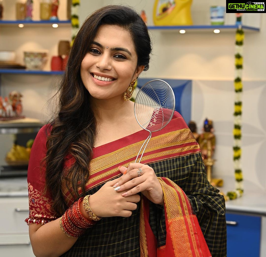 Sonu Gowda Instagram - One of the beautiful show in Kannada.. had a nice time with Sihi kahi chandru sir 🤗 tried new recipe called makhana (lotus seed) badam halwa, for recipe watch star Suvarna channel on Oct 24th Vijayadashami special at 12pm, U can watch it anytime in hot star ‘Bombaat bhojana’ season-3 episode-242 🤗🤗 Ilkal saree ge blouse by @swandesignerstudio Styling/hair/makeup by @artistrybyteju