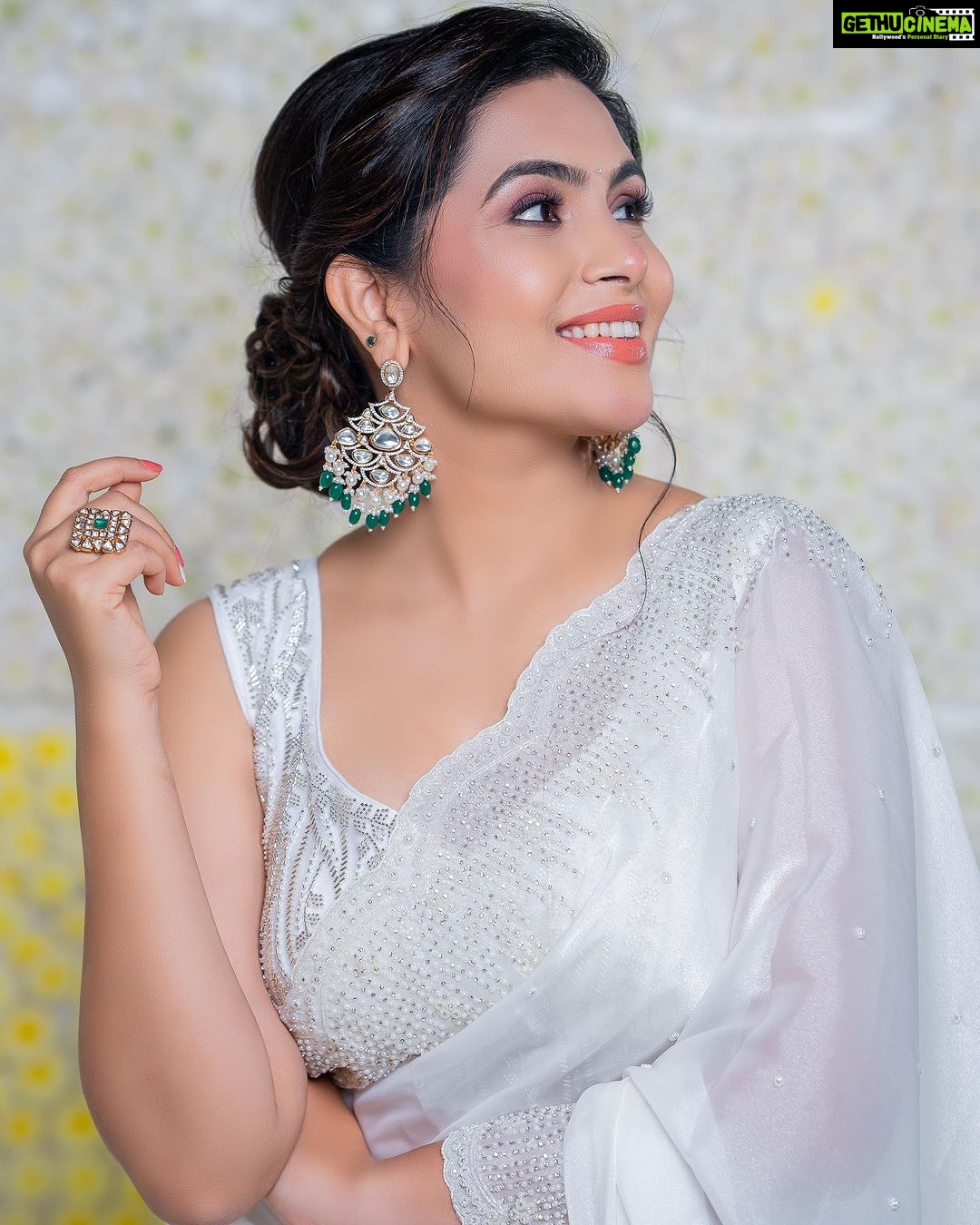 Sonu Gowda Instagram - Dasara is not just a festival, it’s a journey of self discovery, spirituality and devotion to the divine.. let the good deeds win over bad deeds.. as you all know white indicates peace and purity I wish everyone peace and heart full of purity 🤗 happy Dasara 🤗 Makeup @artistryby_priyankaharish Saree @vibbhinna Hair @hairstyle_by_shalinimahadev Jewellery @beadedtreasuresjewelry Photography @in__photofactory Bangalore, India