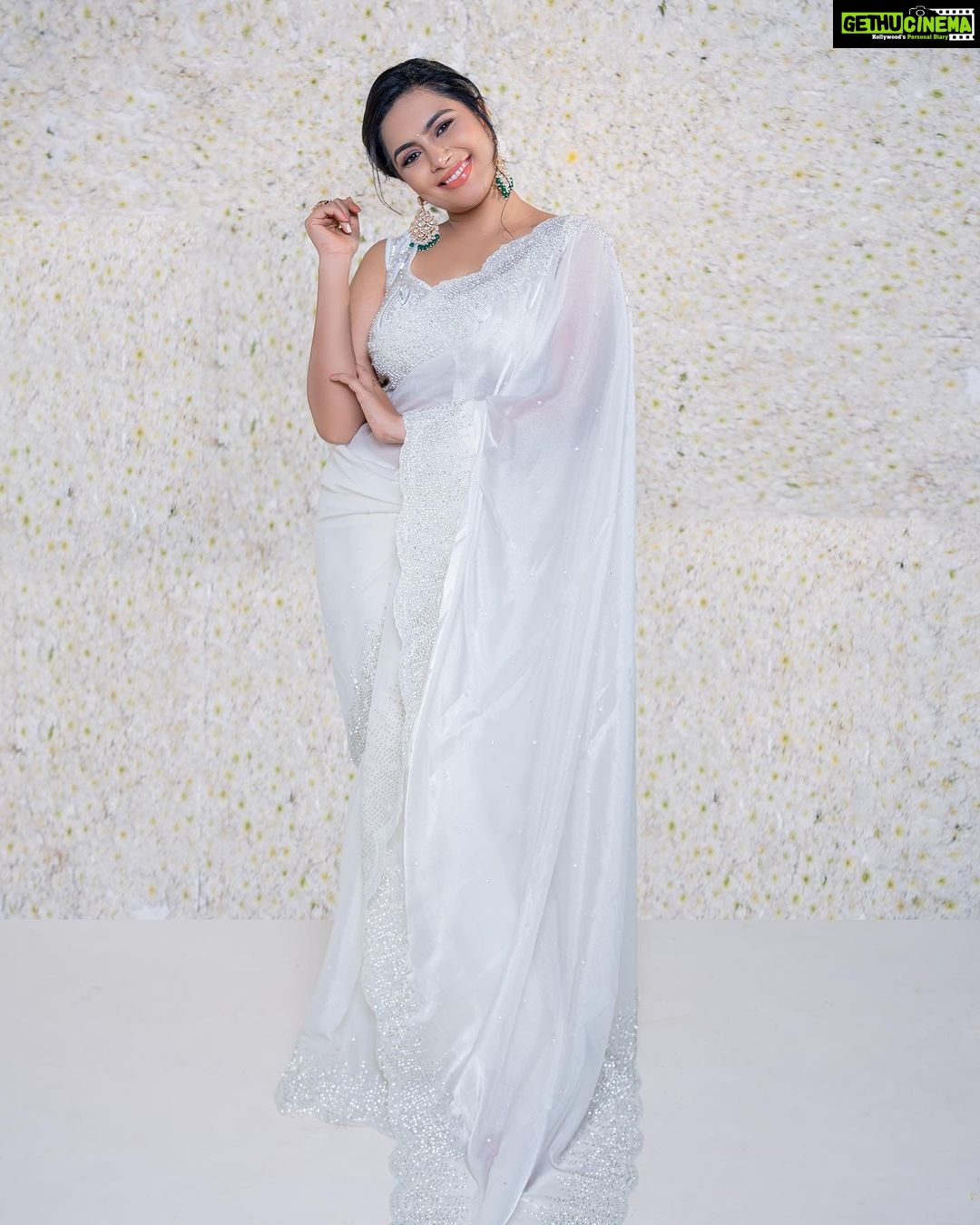 Sonu Gowda Instagram - Dasara is not just a festival, it’s a journey of self discovery, spirituality and devotion to the divine.. let the good deeds win over bad deeds.. as you all know white indicates peace and purity I wish everyone peace and heart full of purity 🤗 happy Dasara 🤗 Makeup @artistryby_priyankaharish Saree @vibbhinna Hair @hairstyle_by_shalinimahadev Jewellery @beadedtreasuresjewelry Photography @in__photofactory Bangalore, India