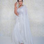 Sonu Gowda Instagram - Dasara is not just a festival, it’s a journey of self discovery, spirituality and devotion to the divine.. let the good deeds win over bad deeds.. as you all know white indicates peace and purity I wish everyone peace and heart full of purity 🤗 happy Dasara 🤗 Makeup @artistryby_priyankaharish Saree @vibbhinna Hair @hairstyle_by_shalinimahadev Jewellery @beadedtreasuresjewelry Photography @in__photofactory Bangalore, India