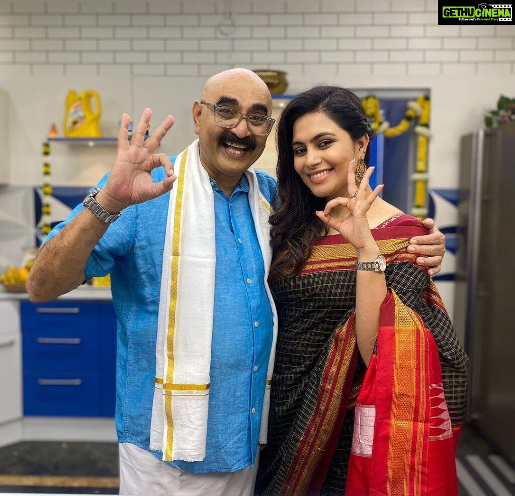 Sonu Gowda Instagram - One of the beautiful show in Kannada.. had a nice time with Sihi kahi chandru sir 🤗 tried new recipe called makhana (lotus seed) badam halwa, for recipe watch star Suvarna channel on Oct 24th Vijayadashami special at 12pm, U can watch it anytime in hot star ‘Bombaat bhojana’ season-3 episode-242 🤗🤗 Ilkal saree ge blouse by @swandesignerstudio Styling/hair/makeup by @artistrybyteju