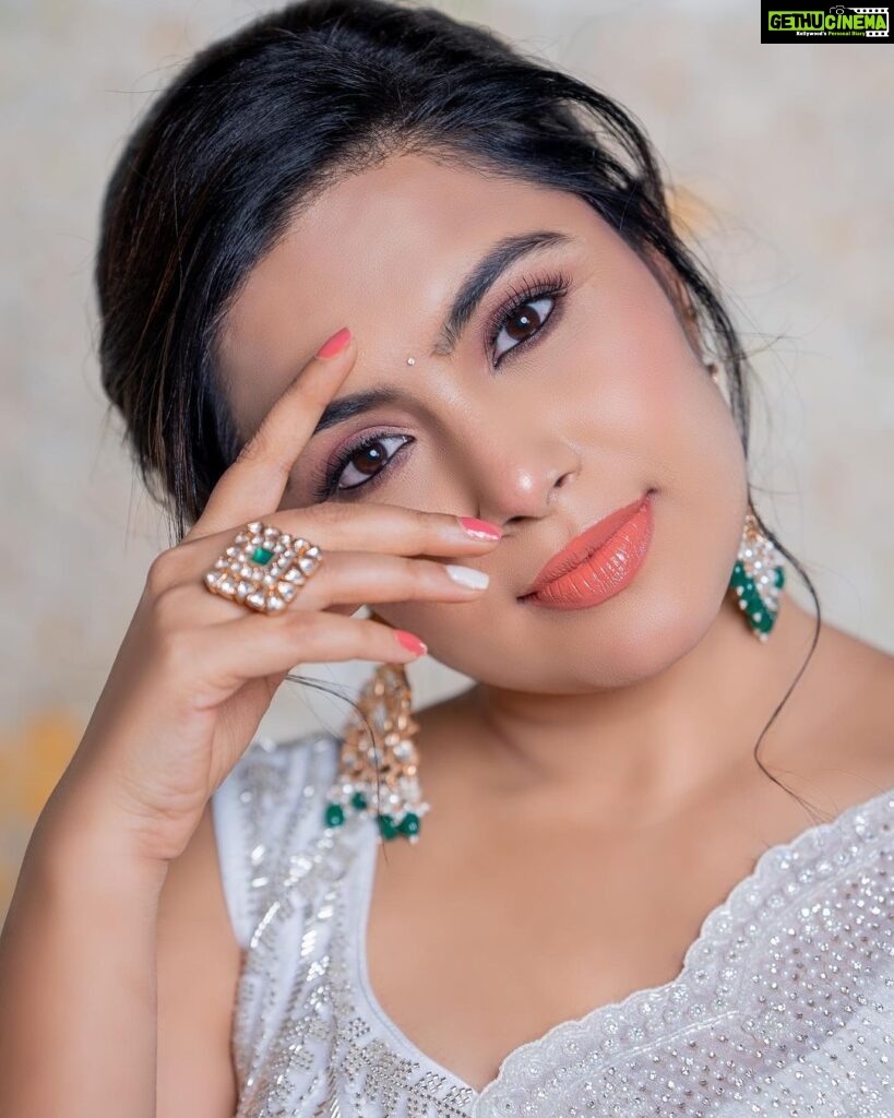Sonu Gowda Instagram - Dasara is not just a festival, it’s a journey of self discovery, spirituality and devotion to the divine.. let the good deeds win over bad deeds.. as you all know white indicates peace and purity I wish everyone peace and heart full of purity 🤗 happy Dasara 🤗 Makeup @artistryby_priyankaharish Saree @vibbhinna Hair @hairstyle_by_shalinimahadev Jewellery @beadedtreasuresjewelry Photography @in__photofactory Bangalore, India