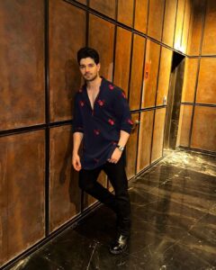 Sooraj Pancholi Instagram - Aap Sabhi Ko #HappyDiwali ❤️ May this Diwali bring more peace and happiness to you and your family! 🪔💫✨