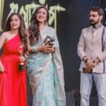 Soumitrisha Kundu Instagram - It was my dream to receive "Best Actress Award" from our two legends of tollywood industry @prosenstar & @rituparnaspeaks ✨❤️ 🙏🏻