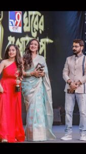 Soumitrisha Kundu Instagram - It was my dream to receive "Best Actress Award" from our two legends of tollywood industry @prosenstar & @rituparnaspeaks ✨❤️
🙏🏻