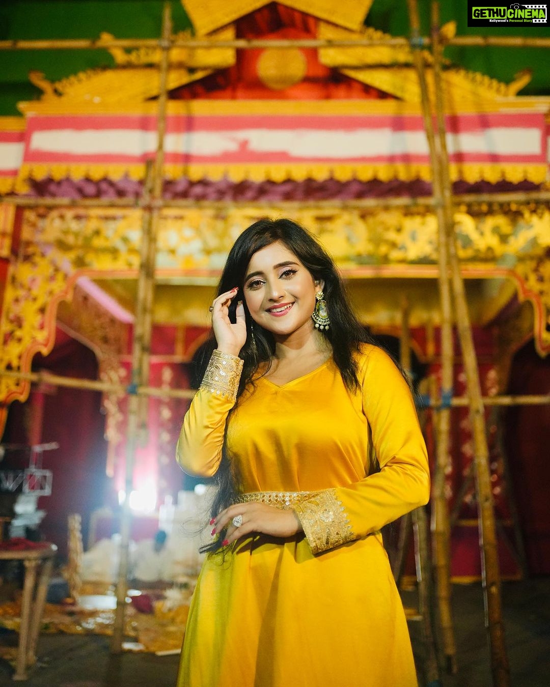 Soumitrisha Kundu Instagram - পিতৃপক্ষের শেষ প্রহরে ......!💛 For @timesofpujo styled by @rabhisek picture courtesy @anindya.sahaindia