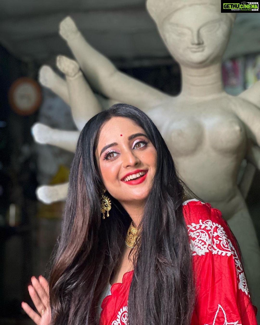 Soumitrisha Kundu Instagram - মাতৃরূপেণ ! 🤍❤️