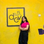 Soumitrisha Kundu Instagram – POV : amar heror sathey chhobi tulte bhule gelam, tai wall er sathei tuli!🤷🏻‍♂️😂
 @deventertainmentventures @imdevadhikari 💛
pc @mesayantanroy ✨