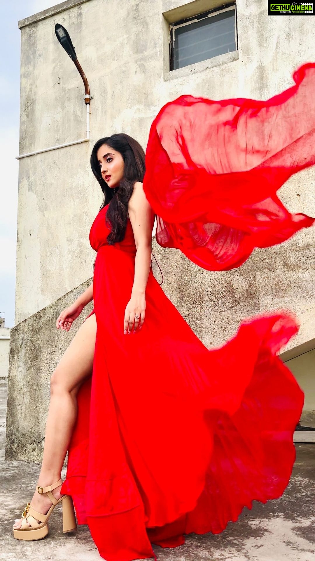 Soumitrisha Kundu - 75.2K Likes - @soumitrishaofficial ❤️
Wardrobe and styling by @rudra_saha_official
@bsuryadeep @souravchakrabrty #kolkata #love #gown #soumitrisha #rudrasaha loveforred