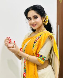 Soumitrisha Kundu Instagram - Hare krishna! 💛
 

styling @jayi2886 
makeup @brushofpritam 
hair @sarmistha1992