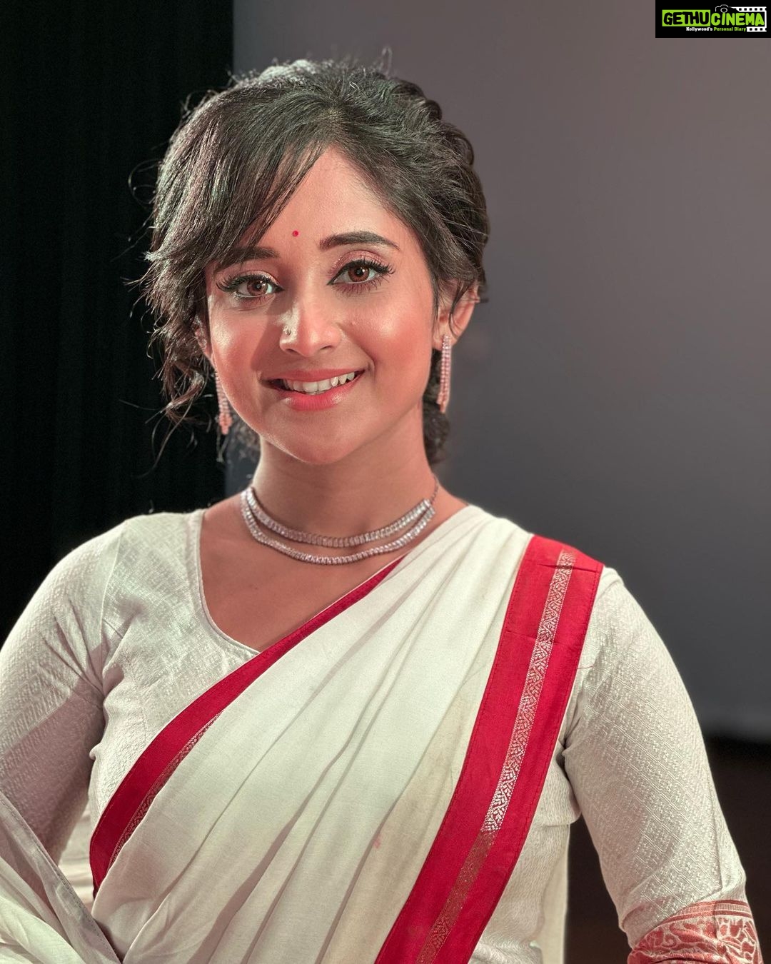 Soumitrisha Kundu Instagram - সে সাধনায় মিশিয়া যায় বকুলগন্ধ, সে সাধনায় মিলিয়া যায় কবির ছন্দ........! 🤍❤️