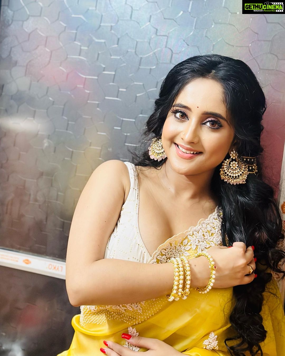 Soumitrisha Kundu - 61K Likes - keep calm
& keep kaam se kaam! 🤷🏻♂️
......way to ultimate happiness!💛✨