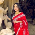 Soumitrisha Kundu Instagram – Dugga Alo 🌺 
Ft @soumitrishaofficial 
Styled by @rudra_saha_official 
Saree @stories_of_taanti 
Makeup #rishitdas
Hair #jyotsnakarmakar 
 Jewellery @mayukh_jewellery  #soumitrisha #durgapuja #kolkata #love #follow #rudrasaha #redsaree #pujolook