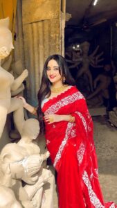 Soumitrisha Kundu Instagram - Dugga Alo 🌺 Ft @soumitrishaofficial Styled by @rudra_saha_official Saree @stories_of_taanti Makeup #rishitdas Hair #jyotsnakarmakar Jewellery @mayukh_jewellery #soumitrisha #durgapuja #kolkata #love #follow #rudrasaha #redsaree #pujolook