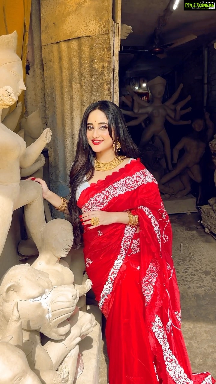 Soumitrisha Kundu Instagram - Dugga Alo 🌺 Ft @soumitrishaofficial Styled by @rudra_saha_official Saree @stories_of_taanti Makeup #rishitdas Hair #jyotsnakarmakar Jewellery @mayukh_jewellery #soumitrisha #durgapuja #kolkata #love #follow #rudrasaha #redsaree #pujolook