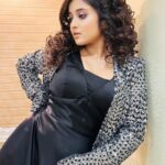 Soumitrisha Kundu Instagram - 🖤 STYLED by @rabhisek make up & hair : Risit Das & Nita Mallick
