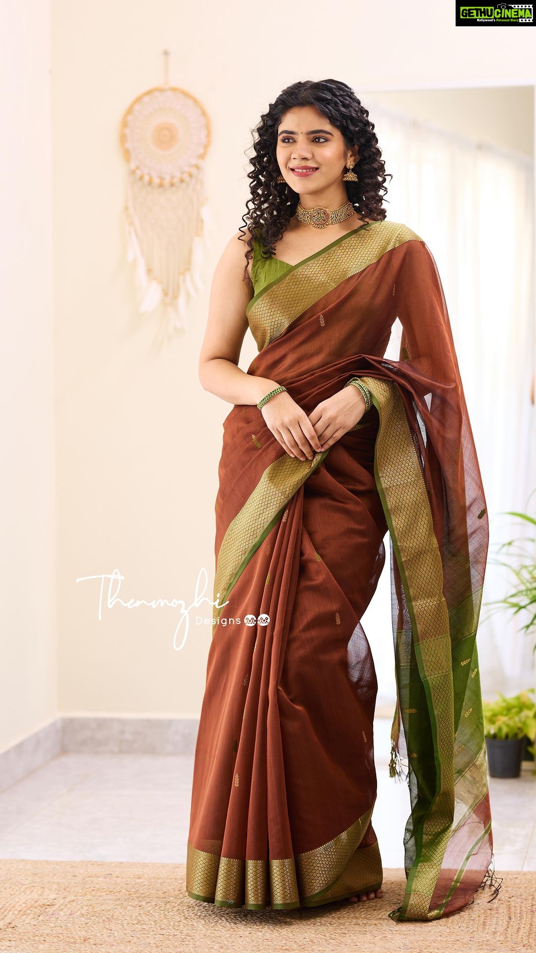 Soundariya Nanjundan Instagram - Maheshwari silk cottons festive collection available now! Shop from our website www.thenmozhidesigns.com Please DM for more details Jewel @kanakadhara_jewellery Photography @iamvigneshjayakumar #sareeinspiration #sareelove #handloomsarees #sareedraping #indianfashion #sareelove #iwearhandloom #sareelover #sari #saree #indianethnicwear #silk #silksaree #sareefashion