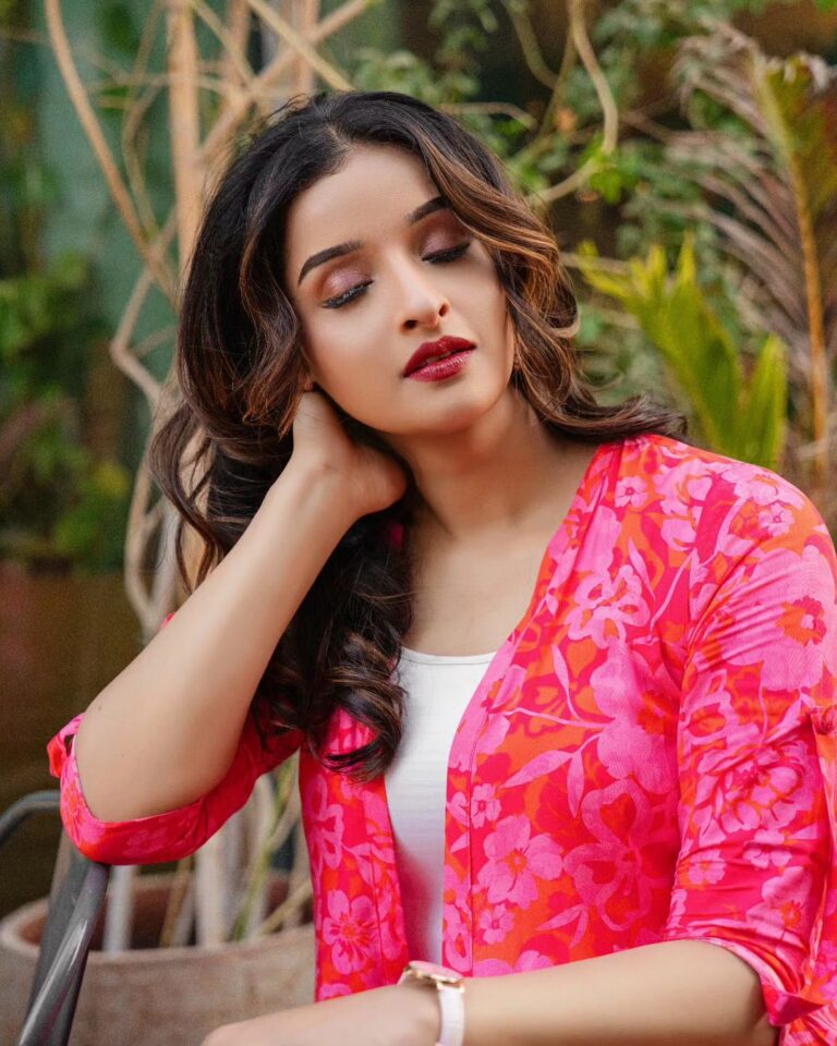 Sowmya Menon Instagram - “Pink is not just a color; it's a state of mind.”💖💖 📷 @posh.be 💄 @alsaa_beauty 👗 @amazebyashiyajesel #actor #shootdays #sparkle