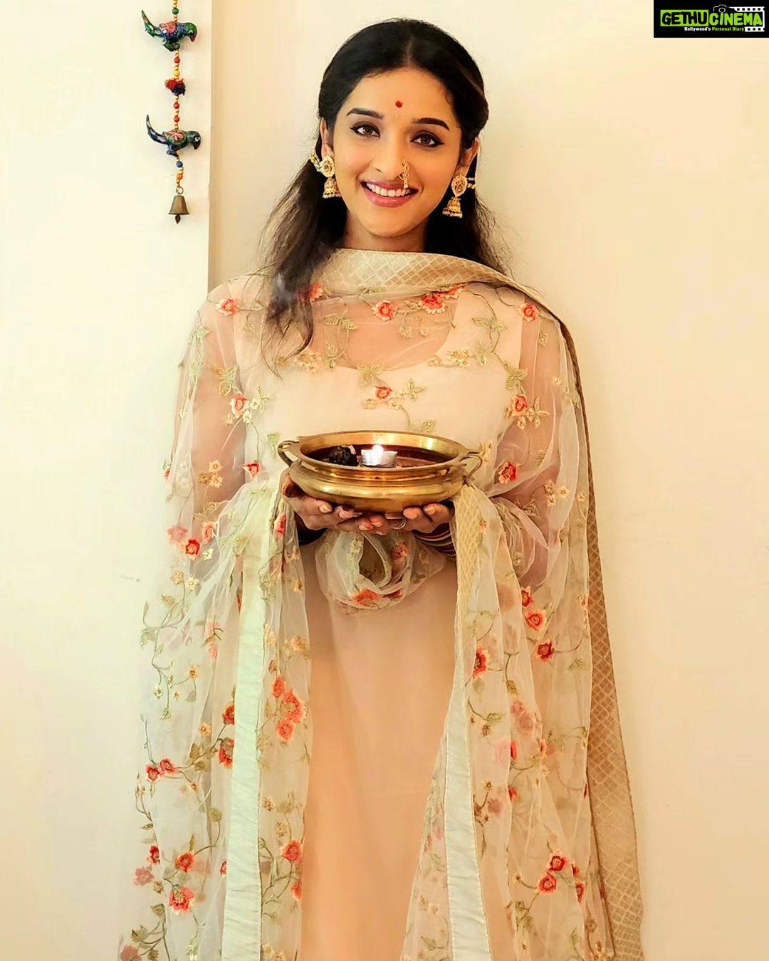 Sowmya Menon Instagram - Wishing you all Happy Vijayadashami🪔🪔❤❤ #happyvijayadashami #happydussehra #festival #skr #blessed