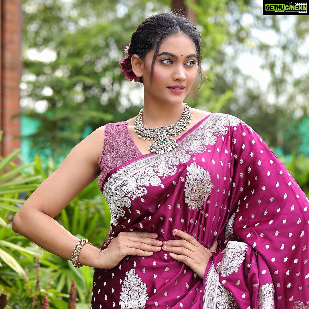 Spandana Palli Instagram - Keep your 💃🏼eyes open so you 🌷can have a 💕life filled with beauty and adventures @vclicksphactoryofficial @kasturisilverjewellery @iktara.banaras Hyderabad