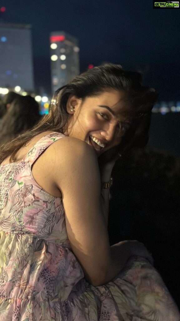 Spandana Palli Instagram - Thats me💫 my selfie!♥️ Marine Drive Mumbai