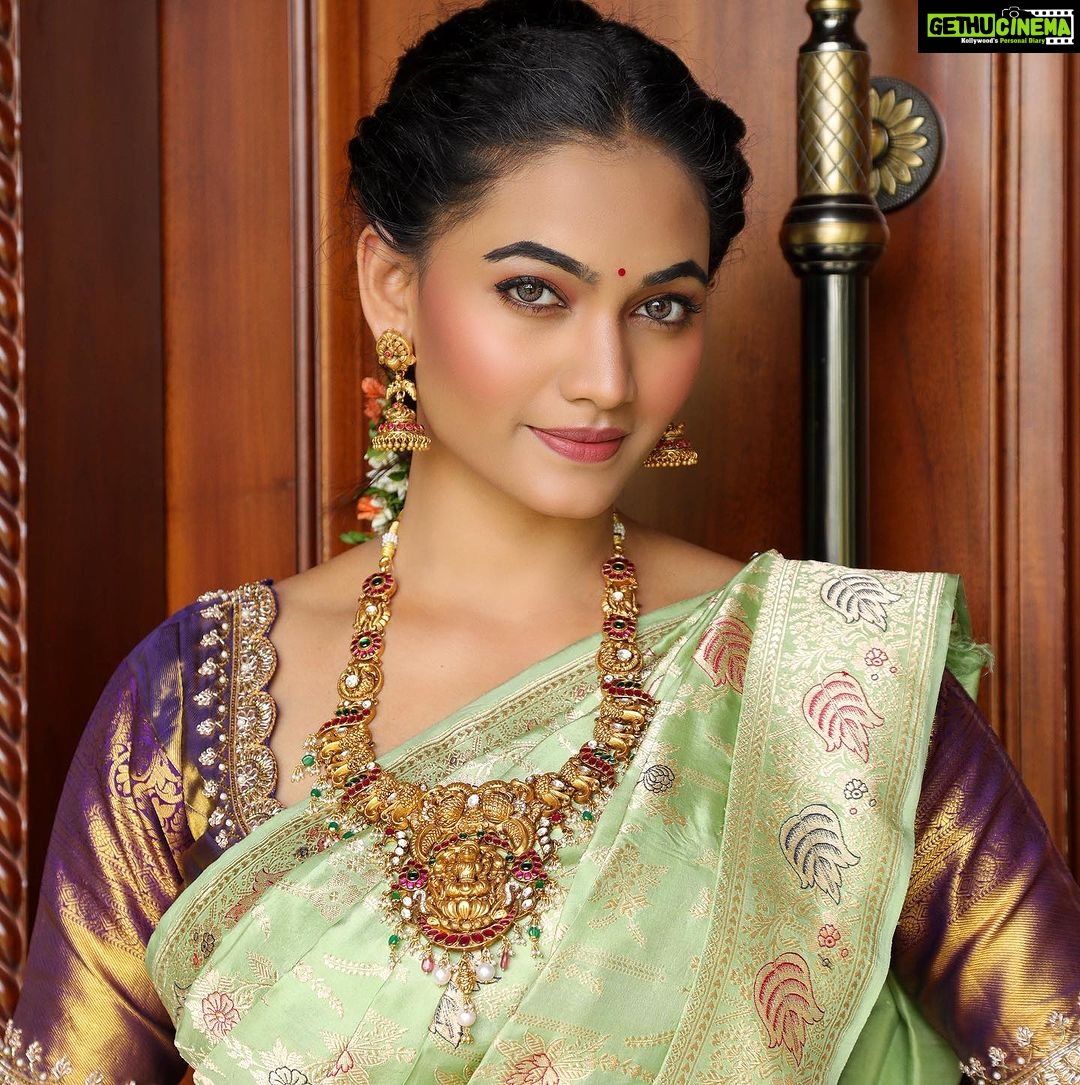 Spandana Palli Instagram - Say it all with your eyes.♥️ @vclicksphactoryofficial @iktara.banaras @kasturisilverjewellery Hyderabad