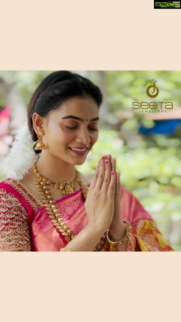 Spandana Palli Instagram - We welcome you to the divine world of South Indian temple Jewellery with Sai Seeta Jewellers! We want you to witness @imspandanaofficial exploring our store for authentic and traditional jewellery that truly symbolises our rich heritage. Adorn yourself with pieces that carry the essence of our culture and craftsmanship. ✨ Come and Visit our store to see the perfect temple jewelleries of our tradition. Hyderabad , Telengana. India