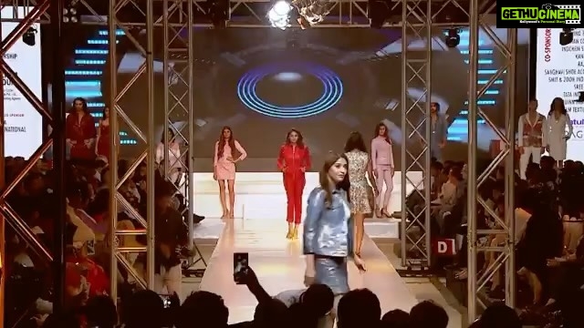 Spandana Palli Instagram - 💃🏼 walk walk talk talk 🌷