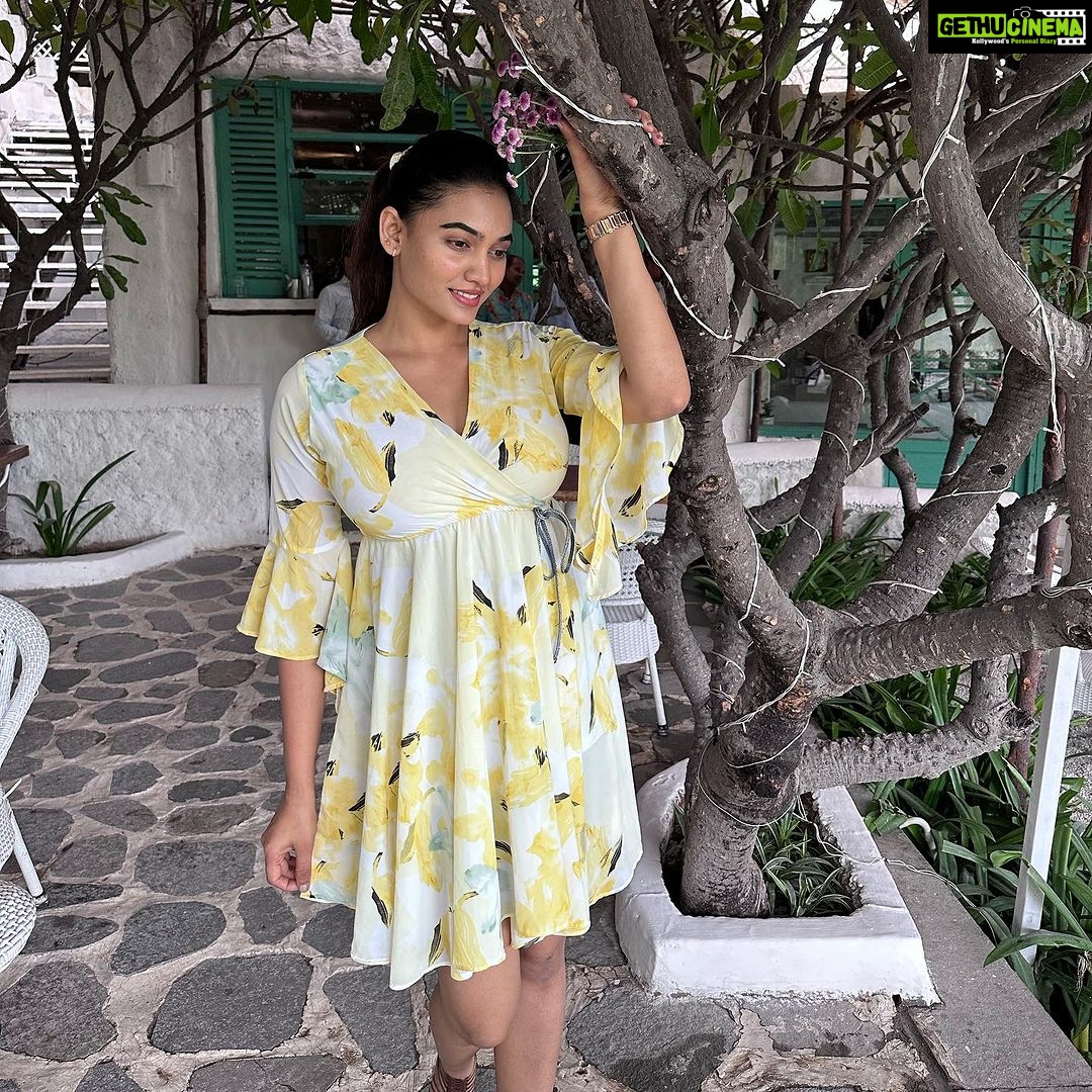 Spandana Palli Instagram - Sunsets are proof that endings can often be beautiful, too💃🏼🌹 Olive Bistro - Hyderabad