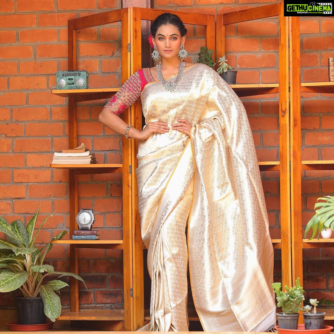 Spandana Palli Instagram - One rose says more than the dozenš¹ @vclicksphactoryofficial @iktara.banaras @kasturisilverjewellery Hyderabad