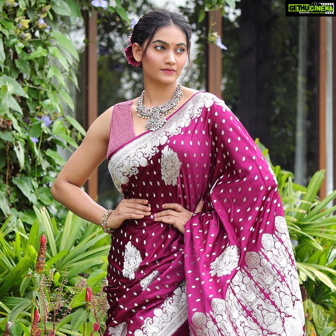 Spandana Palli Instagram - Keep your 💃🏼eyes open so you 🌷can have a 💕life filled with beauty and adventures @vclicksphactoryofficial @kasturisilverjewellery @iktara.banaras Hyderabad