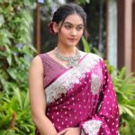 Spandana Palli Instagram - Keep your 💃🏼eyes open so you 🌷can have a 💕life filled with beauty and adventures @vclicksphactoryofficial @kasturisilverjewellery @iktara.banaras Hyderabad