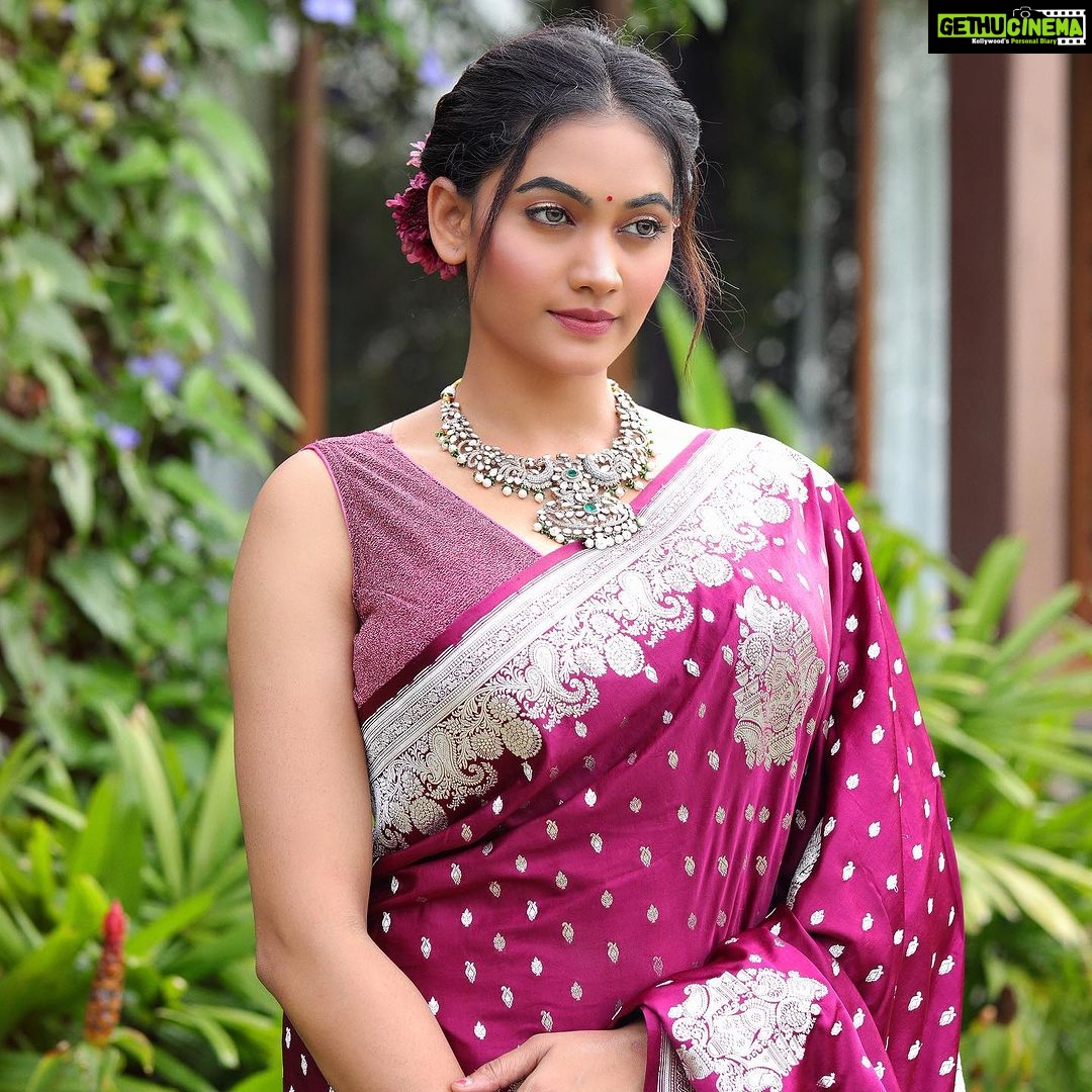 Spandana Palli Instagram - Keep your 💃🏼eyes open so you 🌷can have a 💕life filled with beauty and adventures @vclicksphactoryofficial @kasturisilverjewellery @iktara.banaras Hyderabad