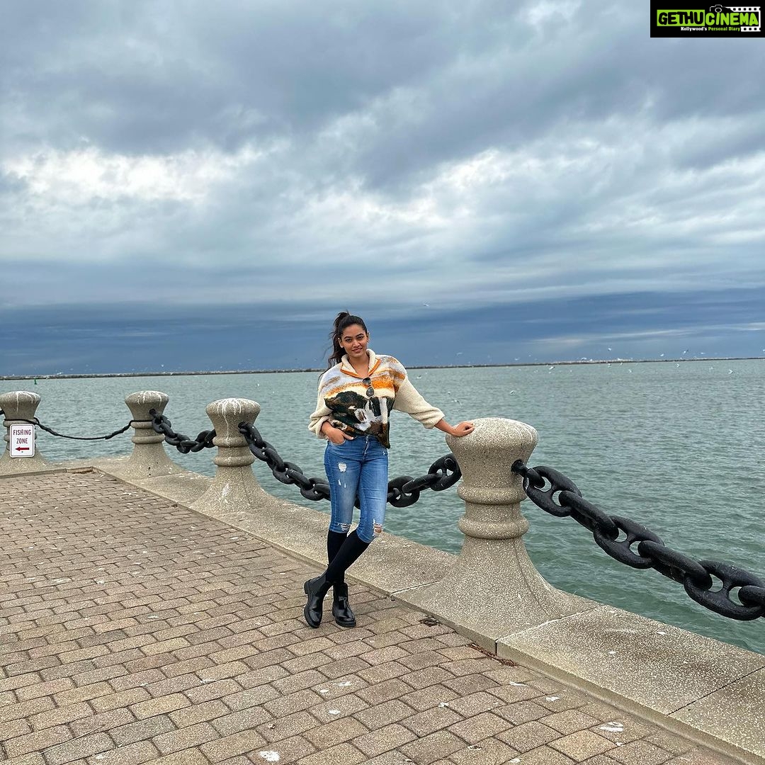 Spandana Palli Instagram - Keep your face to the sunshine and you cannot see a shadow.❤️💃🏼 Cleveland, Ohio
