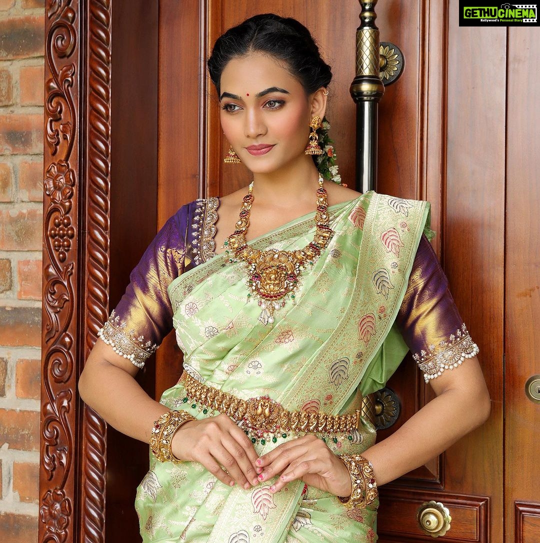 Spandana Palli Instagram - Say it all with your eyes.♥️ @vclicksphactoryofficial @iktara.banaras @kasturisilverjewellery Hyderabad