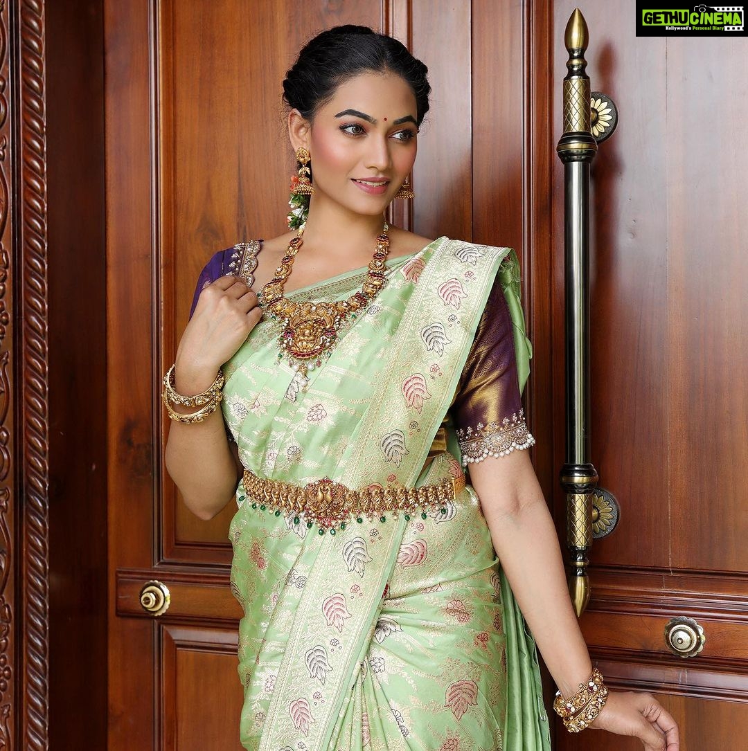Spandana Palli Instagram - Say it all with your eyes.♥️ @vclicksphactoryofficial @iktara.banaras @kasturisilverjewellery Hyderabad