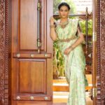 Spandana Palli Instagram - Say it all with your eyes.♥️ @vclicksphactoryofficial @iktara.banaras @kasturisilverjewellery Hyderabad