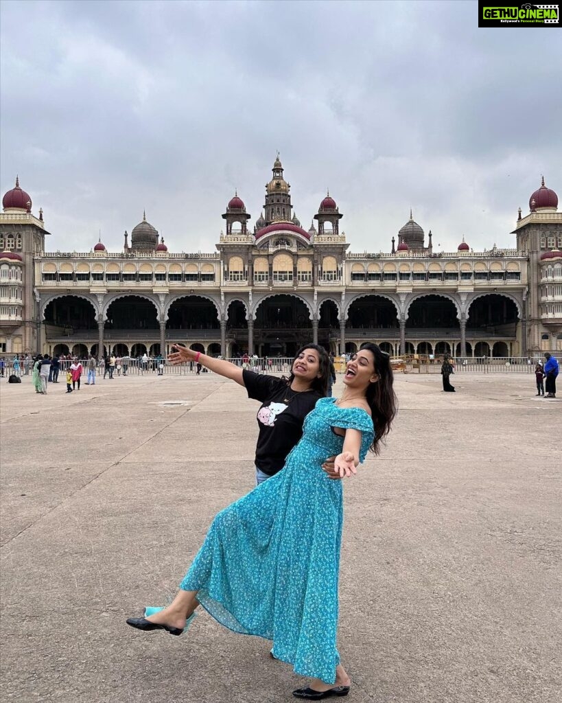 Spandana Palli Instagram - It was just a surprising 💫 coincidence that my 👗 dress matched with the Mysore Palace #bliss #happysoul #for #ever #rich #royal Mysur Palace