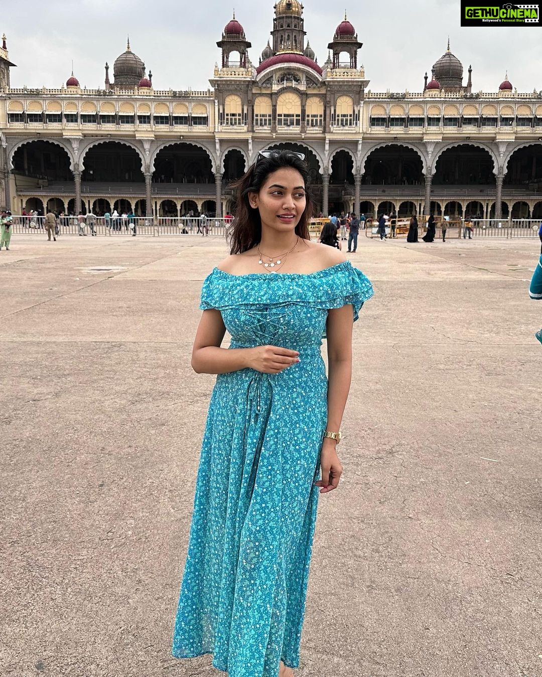 Spandana Palli Instagram - It was just a surprising 💫 coincidence that my 👗 dress matched with the Mysore Palace #bliss #happysoul #for #ever #rich #royal Mysur Palace
