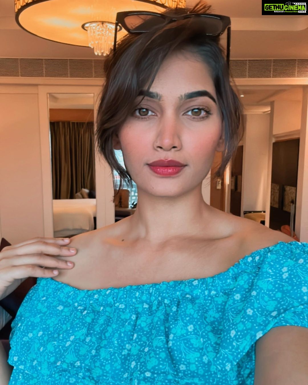 Spandana Palli Instagram - The happiness of life 💐is made up of minute fractions ♥️the little, soon forgotten 💃🏼charities of a kiss or a smile,😘a kind look👸 or heartfelt compliment♥️ Ahmedabad, India