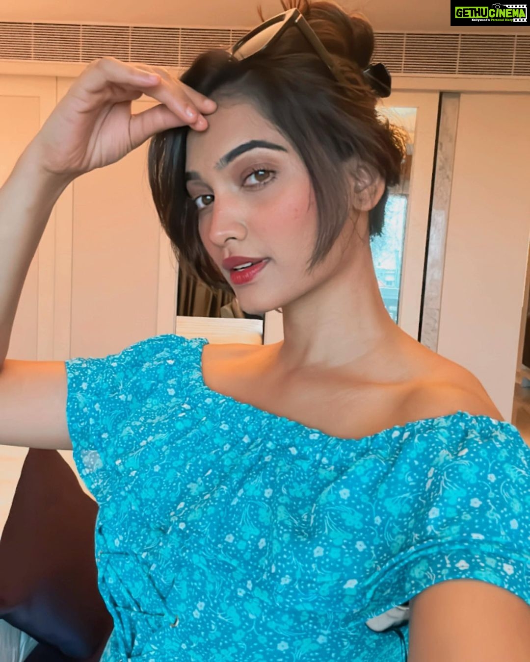 Spandana Palli Instagram - The happiness of life 💐is made up of minute fractions ♥️the little, soon forgotten 💃🏼charities of a kiss or a smile,😘a kind look👸 or heartfelt compliment♥️ Ahmedabad, India