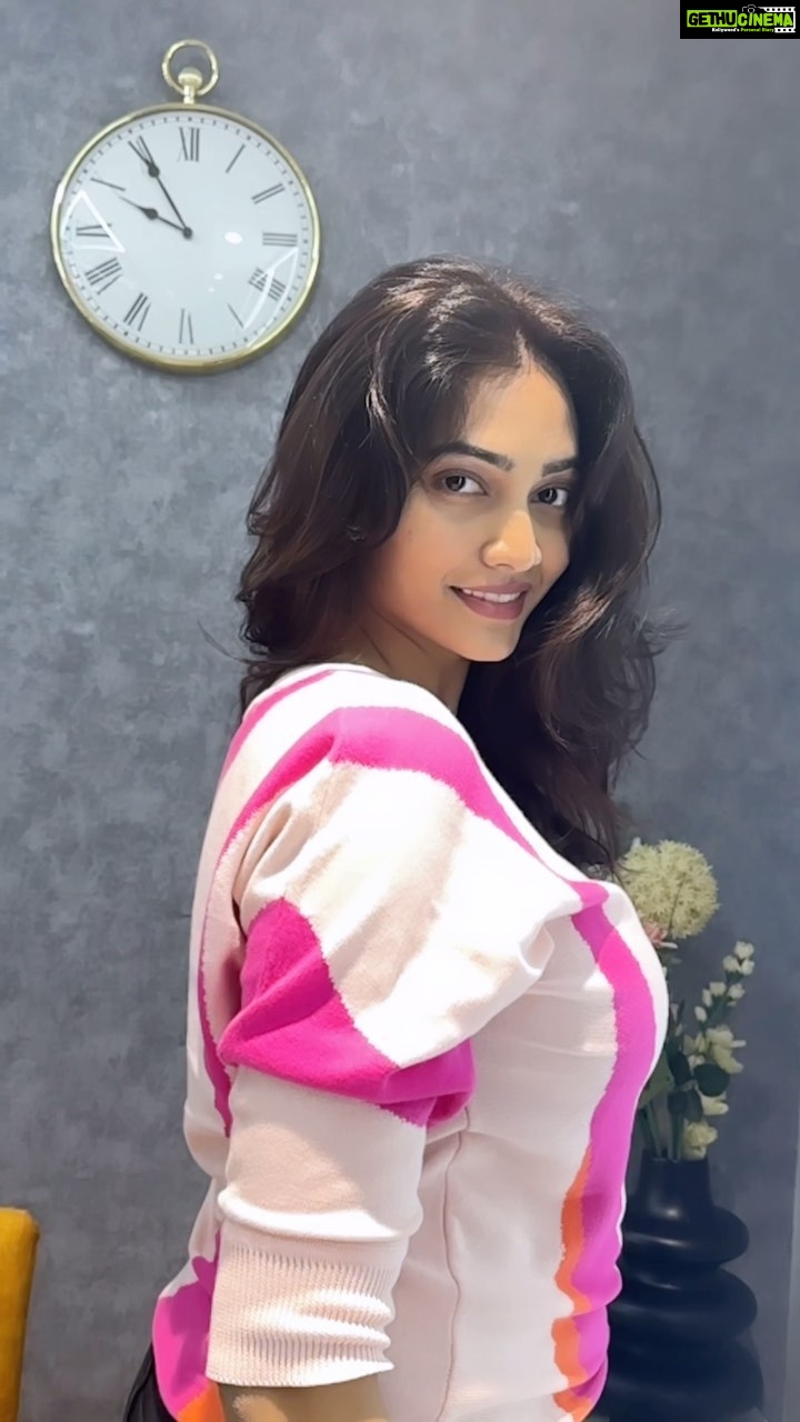 Spandana Palli Instagram - Hello Hyderabad 👑so happy to announce🎈 that our most favourite♥️ @kavurihillsmanea saloon is in madhapur now💕also they have amazing offer’s going on iam done with my makeover now it’s your turn 💗💃🏼 @venkey.virat12