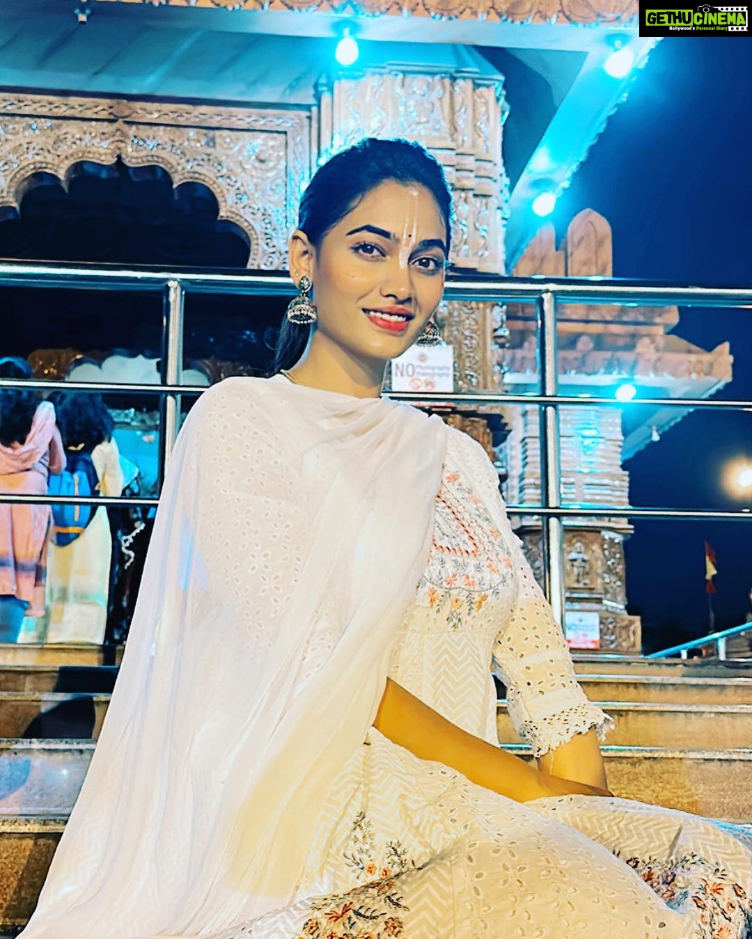 Spandana Palli Instagram - You ❤️must worship the Self in Krishna, not Krishna💕 happy Krishna Janmashtami 🥳🎉 Krishna Temple