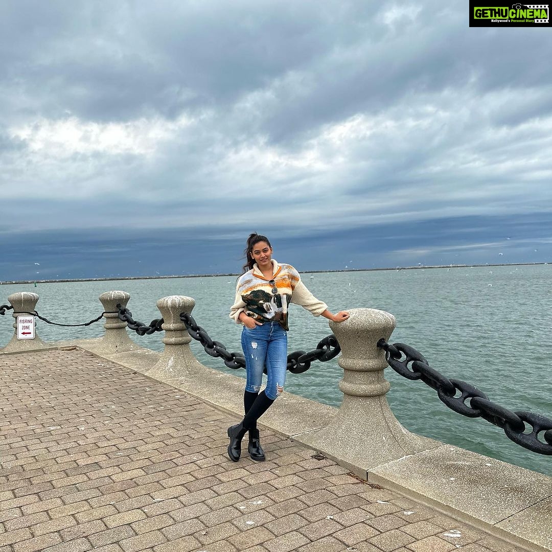 Spandana Palli Instagram - Keep your face to the sunshine and you cannot see a shadow.❤️💃🏼 Cleveland, Ohio
