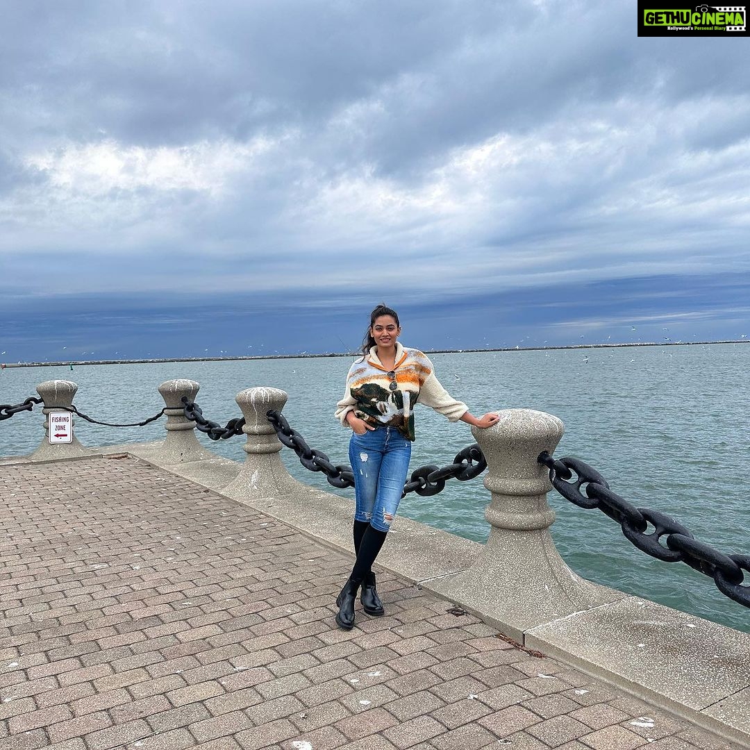 Spandana Palli Instagram - Keep your face to the sunshine and you cannot see a shadow.❤️💃🏼 Cleveland, Ohio