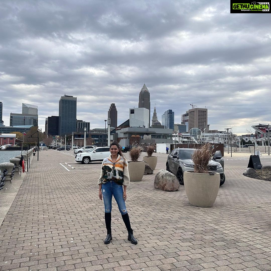 Spandana Palli Instagram - Keep your face to the sunshine and you cannot see a shadow.❤️💃🏼 Cleveland, Ohio