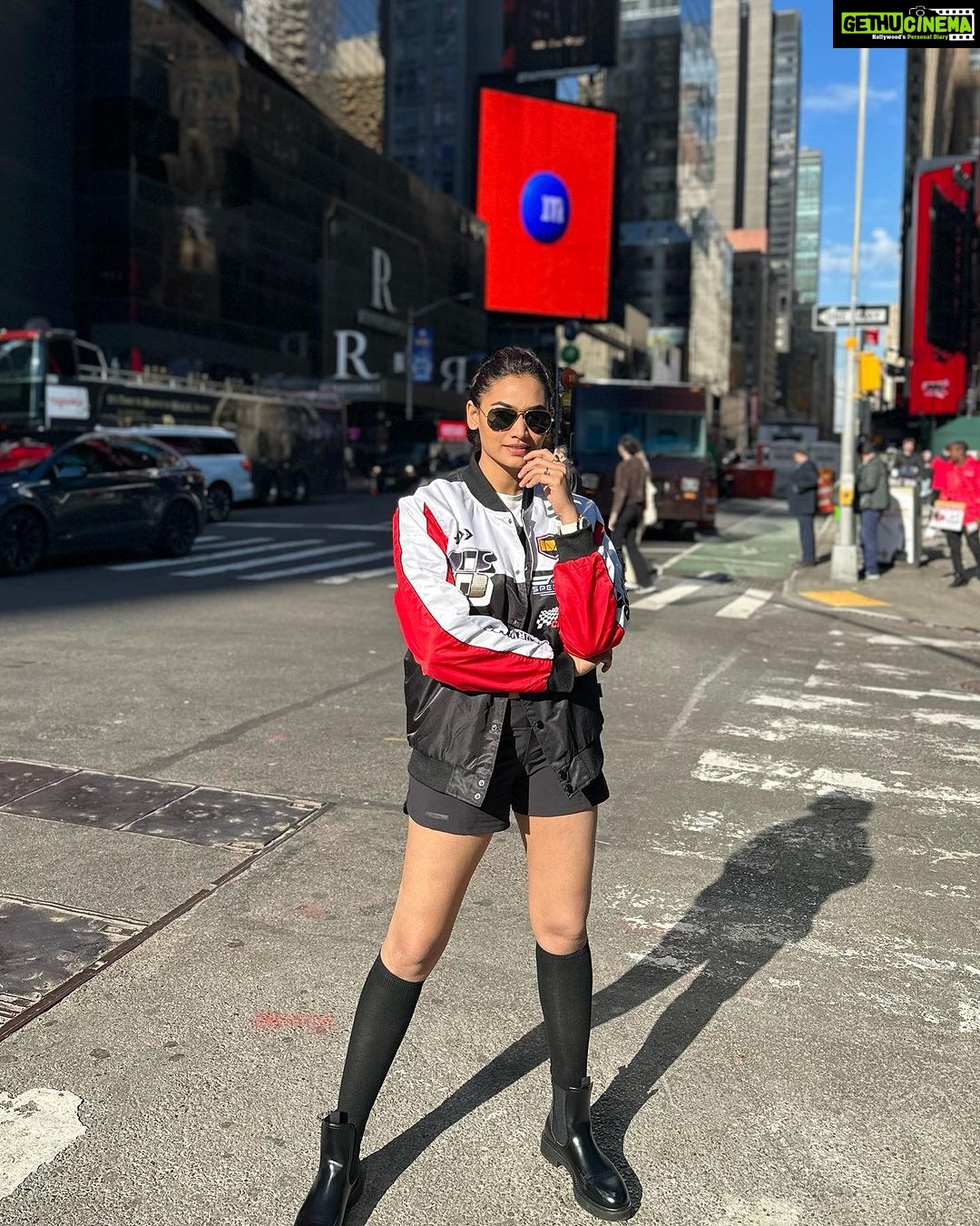 Spandana Palli Instagram - 💃🏼because it’s beautiful 🌷 Times Square, New York City