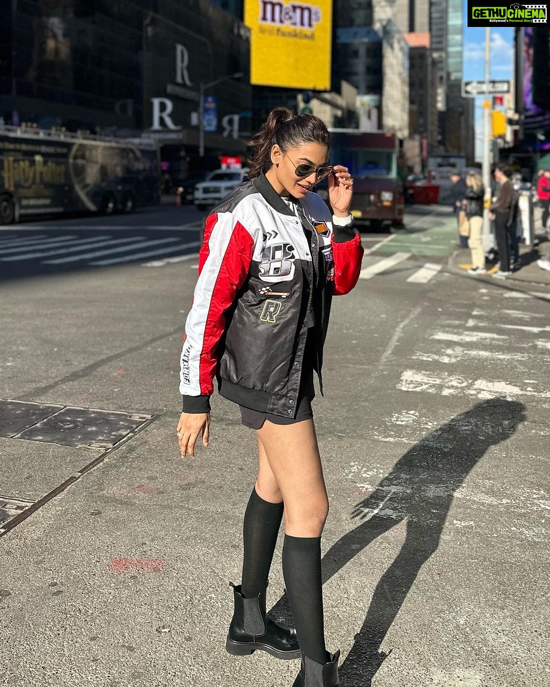 Spandana Palli Instagram - 💃🏼because it’s beautiful 🌷 Times Square, New York City